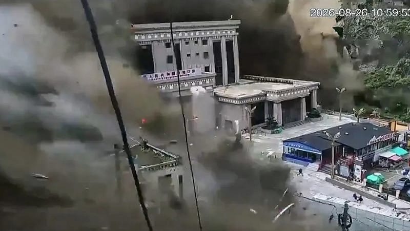 中国西藏日喀则市吉隆县与尼泊尔热索瓦交界处 26 日上午爆发灾难性山洪与土石流。&nbsp;&nbsp;&nbsp;图：翻摄自 X