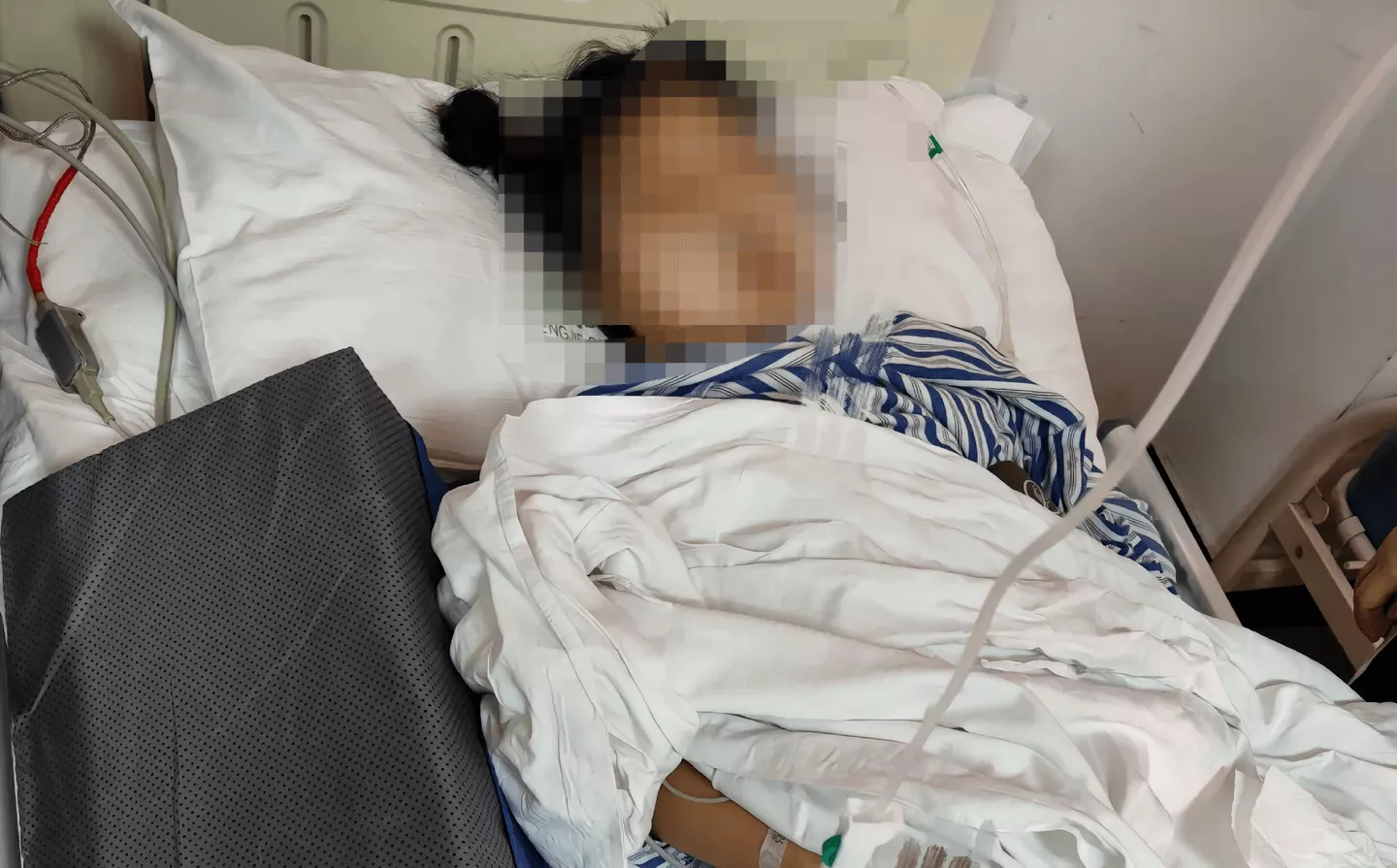 重庆奉节落石砸中一轿车，致2死2伤