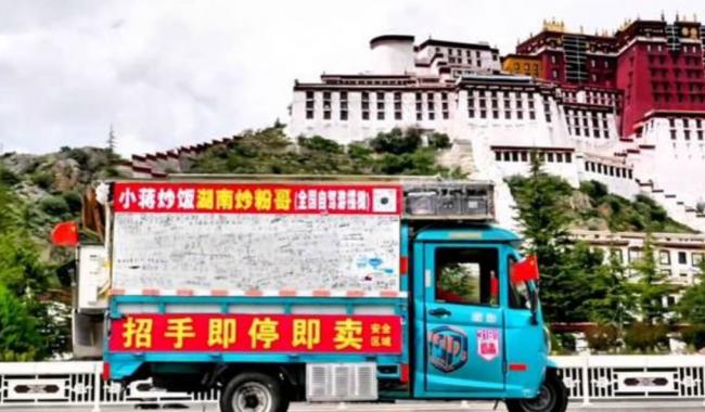 他从上海开三轮车去拉萨  沿途摆摊5个月赚6万