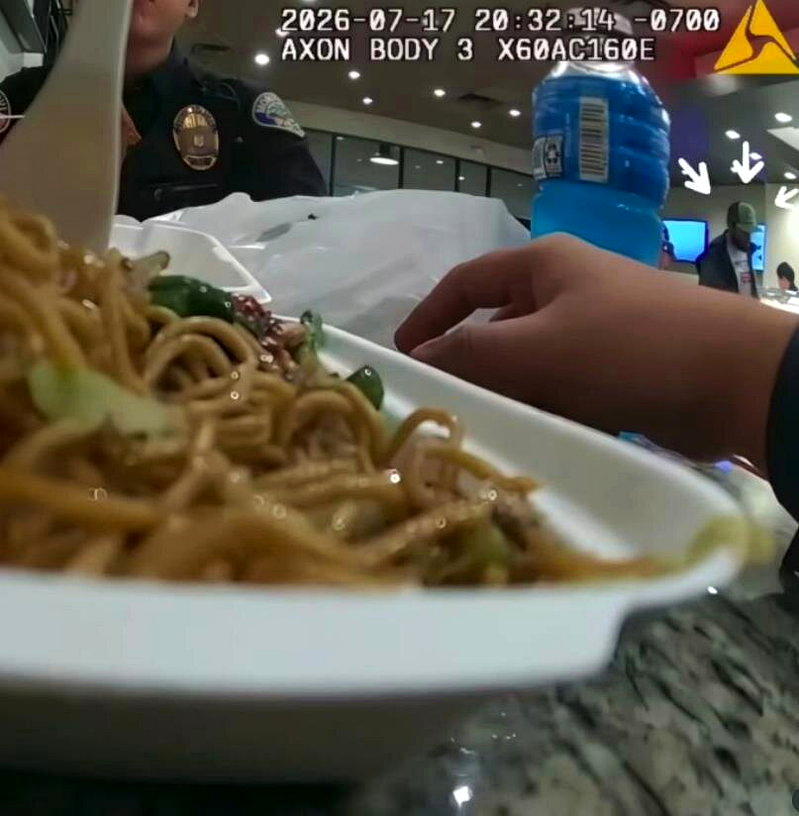 警察正在熊猫快餐吃面，被通缉男子出现。 （蒙罗维亚警局Instagram）