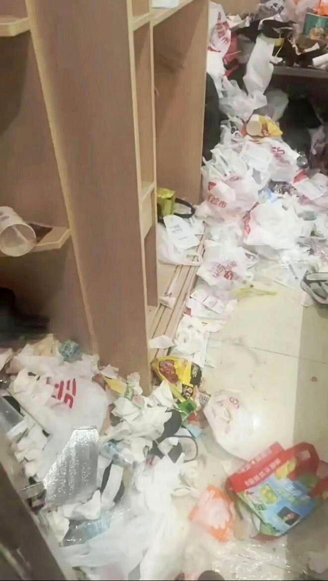 事发客房现场满地垃圾,除床铺外几乎无落脚空隙。(图片由受访者饭店提供)