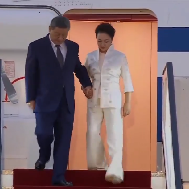 中国国家主席习近平日前搭乘专机前往吉尔吉斯,近日网路流传一段影片,内容为习近平要从专机走下楼梯时,疑似靠妻子彭丽媛「搀扶」,引发网路议论。(图撷自X) 中国国家主席习近平日前搭乘专机前往吉尔吉斯,近日网路流传一段影片,内容为习近平要从专机走下楼梯时,疑似靠妻子彭丽媛「搀扶」,引发网路议论。(图撷自X)