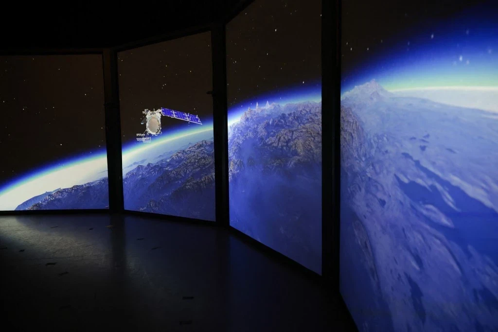 美國甘迺迪中心「從地球到太空」嘉年華,於2025年3月28日展出NASA衛星數據所創作的藝術裝置。(法新社) 陳玟穎