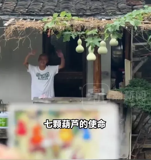 现实版“爷爷和7个葫芦娃”走红，奶奶哽咽打开心门