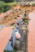 福建一墓园疑因暴雨局部坍塌，墓碑陷入泥土中