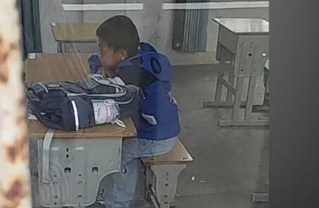 男孩开学报到  整个一年级只有他一个人