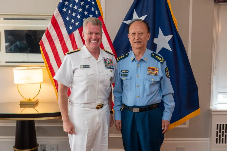 美軍太平洋司令部帕帕羅上將（左）與中國解放軍東部戰區司令楊志斌上將會面。翻攝X@PacificCommand