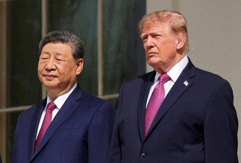 中国国家主席习近平(左)9月24日与美国总统川普(右)在白宫阳台检阅仪队。(路透... 中国国家主席习近平(左)9月24日与美国总统川普(右)在白宫阳台检阅仪队。(路透...