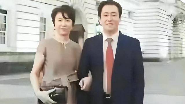 许家印有多狂,从他的名片就能看出 许家印有多狂,从他的名片就能看出