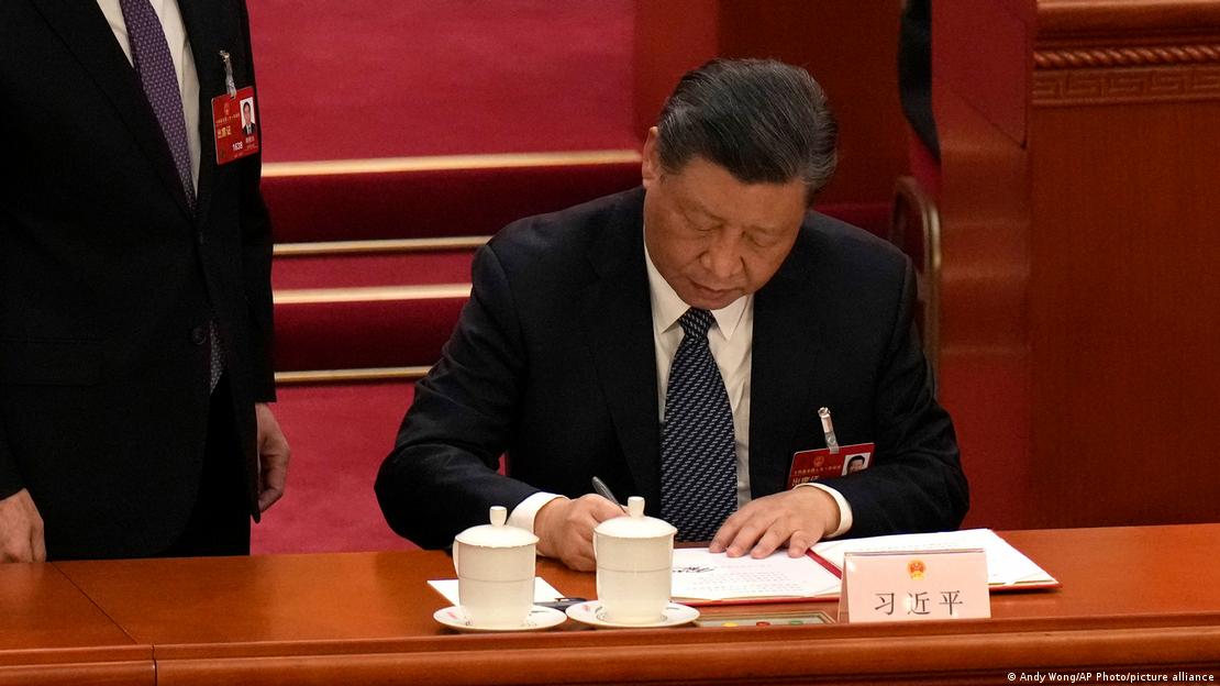 2023年3月，中國黨和國家領導人習近平在「兩會」上簽署文件。